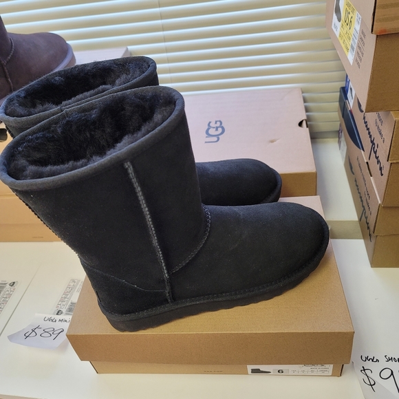 🎁UGG Ladies’ Classic Short II Boot - Picture 8 of 16